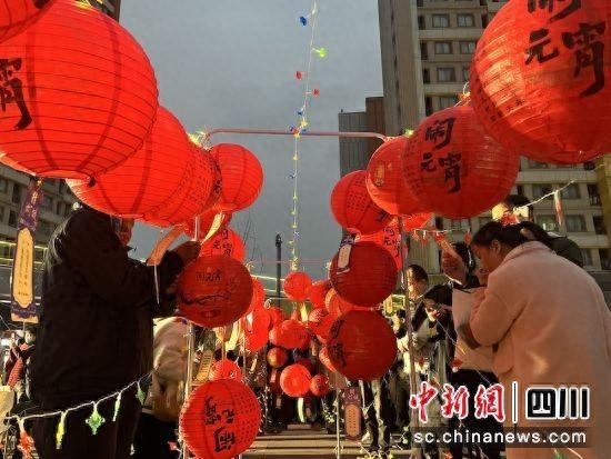 初音社群是什么意思？（温馨又热闹 成都居民在小区自办灯会音乐节闹元宵）-第2张图片-拓城游