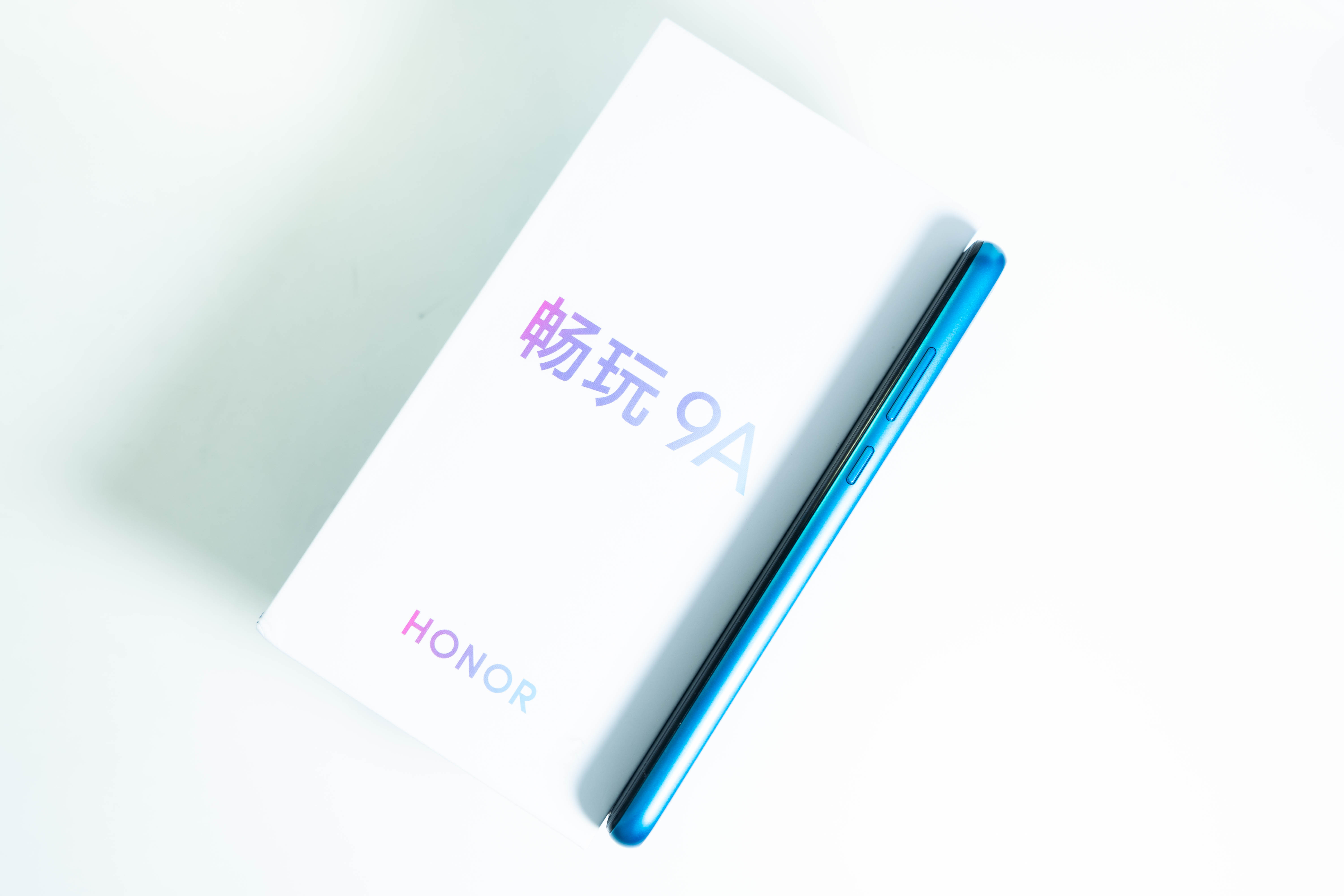 honor9a是什么型号honor9a是什么型号手机（荣耀9A首发开箱 |堪比充电宝的5000毫安的续航怪兽！）-第2张图片-拓城游