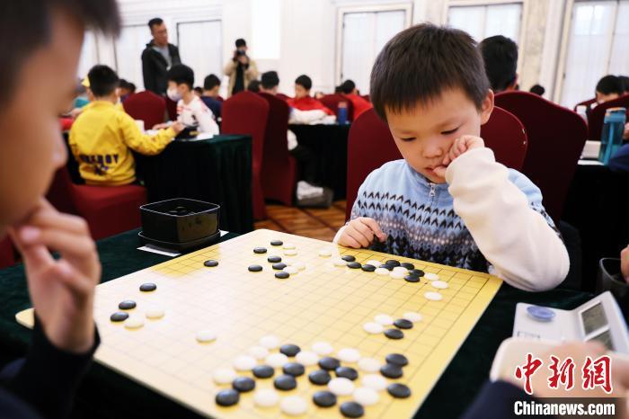 中国古代围棋对弈形式（上海千余名围棋少年“棋”聚小应氏杯 展开“黑白对弈”）-第3张图片-拓城游