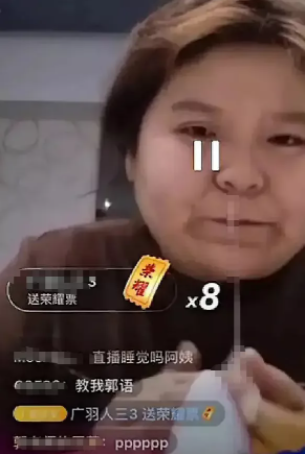 唐小玄此时正将一个光溜溜的美女按在沙发（审丑网红“郭老师”也凉凉，干得漂亮）-第18张图片-拓城游