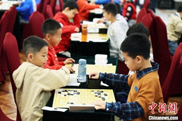 中国古代围棋对弈形式（上海千余名围棋少年“棋”聚小应氏杯 展开“黑白对弈”）-第2张图片-拓城游