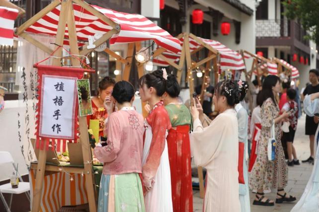 九阴真经新手千灯镇任务都是奇遇吗（汉唐潮墟，奇遇李白，周六到南沙水乡一条街趁墟夜游）-第2张图片-拓城游